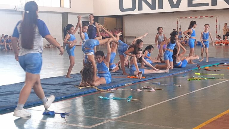 Las chicas de gimnasia artística de gala para cerrar el año