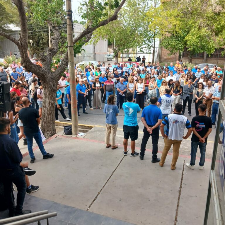 Convocatoria multitudinaria en el Abrazo Simbólico en defensa de la Universidad Pública