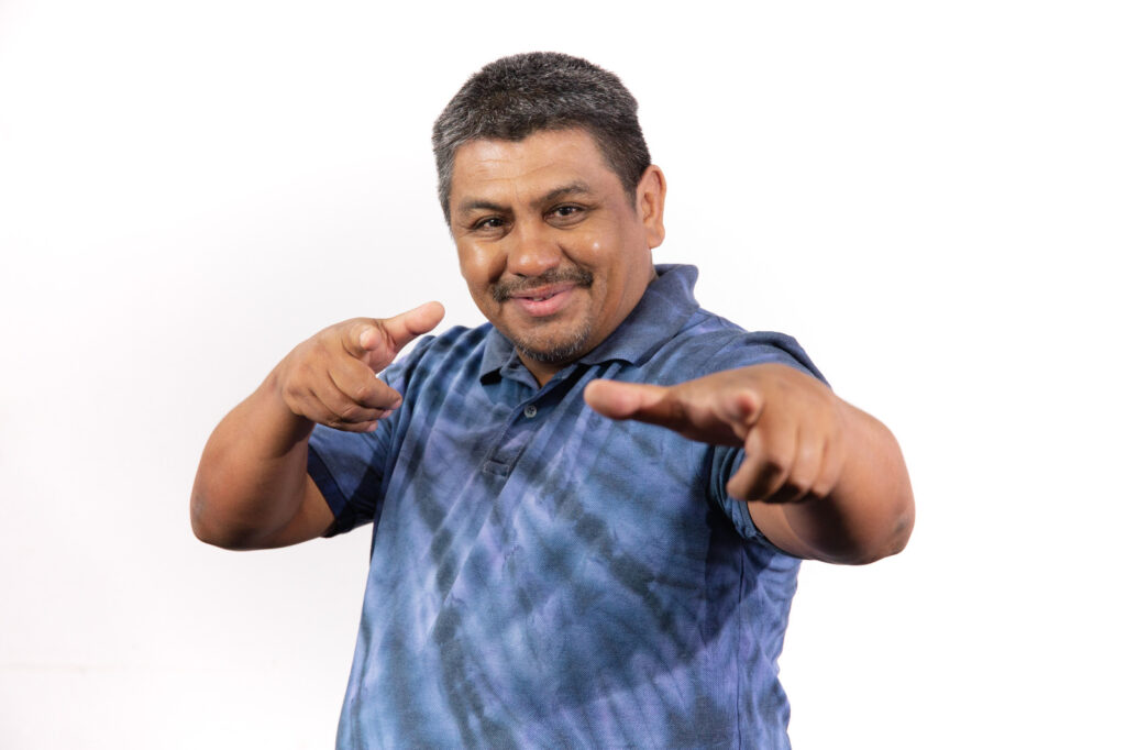 Señor Sergio Caballero: Periodista en móvil de Exteriores, conductor del programa «La Cátedra deportiva».